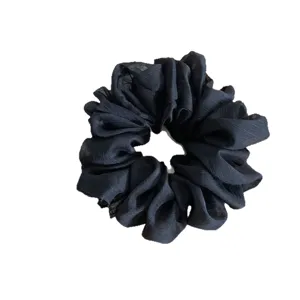 Classico elastico per capelli in chiffon nero da donna, accessorio quotidiano elegante.