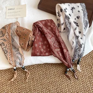 Chique zijden sjaal met paisley print en kralenfranje, perfecte vintage halsaccessoire.