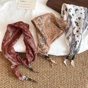 Vintage paisley print bandana's met kralen, stijlvolle sjaal en modieus accessoire.