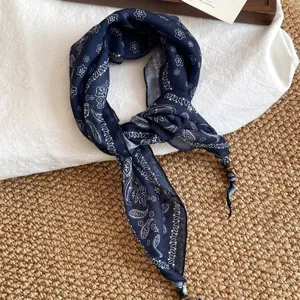Donkerblauwe paisley bandana sjaal met kralen, stijlvolle nekdecoratie voor dames.