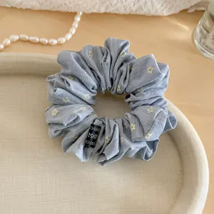 Chouchou en tissu à motif de fleurs bleues, attache-cheveux élastique pour femmes et usage quotidien.