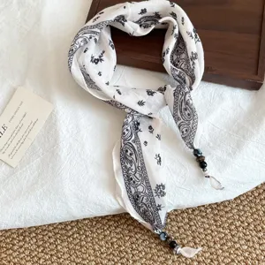 Zwart-witte paisley print sjaal met kralen kwastjes einde voor elegante dames dagelijks.