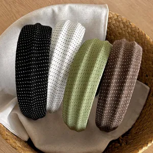 Cerchietto largo a pois in stile francese, comodo accessorio per capelli quotidiano.