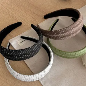 Cerchietto largo a pois da donna, elegante accessorio per capelli in tessuto confortevole.