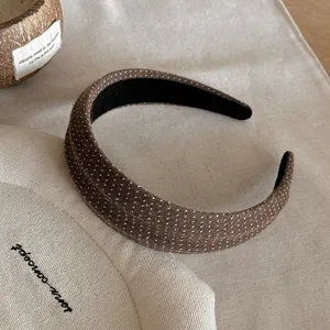 Cerchietto marrone a pois in dettaglio, accessorio per capelli largo stile quotidiano.
