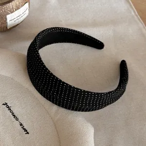 Vista dettagliata dell'elegante cerchietto nero a pois, perfetto per lo stile quotidiano.