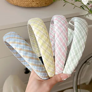 Vue détaillée de serre-tête en tissu à carreaux style coréen doux aux couleurs pastel.