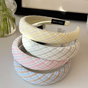 Détail de serre-tête en tissu écossais avec motif mignon, accessoire de cheveux en tissu doux multicolore.
