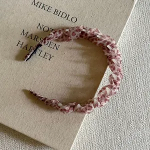 Serre-tête en tissu filet de style coréen avec design à motif rose, accessoire élégant pour femmes.
