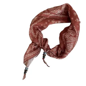 Bruine paisley zijden sjaal ketting voor dames, stijlvolle halsdoek en shirt accessoire.