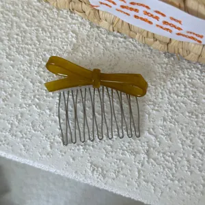 Peineta para el pelo con lazo de acetato y dientes de metal para peinados elegantes.
