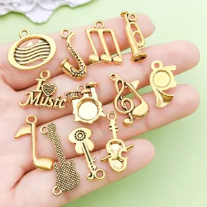 Détail breloques musique or antique, pendentifs instruments en alliage pour bijoux DIY.