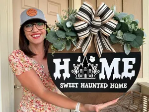 Halloween-Türschild aus Holz mit Sweet Haunted Home Schriftzug und Geist-Deko