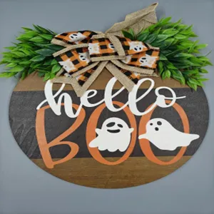 Detailansicht eines Halloween-Türschilds aus Holz mit Geistern und Hello BOO Schriftzug.