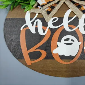 Nahaufnahme des Halloween-Türschilds aus Holz mit Hello BOO-Schriftzug und Geist