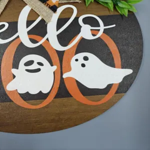 Detailaufnahme eines rustikalen Halloween Holz-Türschilds mit Geistern und BOO-Schriftzug