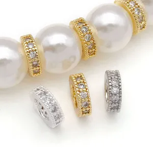 Nahaufnahme Detail von vergoldeten und versilberten Zirkonia Zwischenperlen für DIY Schmuck.