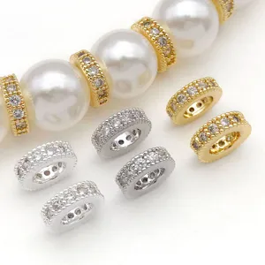Detailansicht von Gold- und Silber-Zirkonia-Abstandshaltern für DIY-Armband Schmuck.