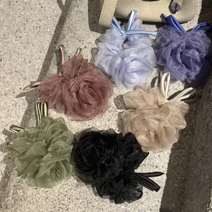Exquisite chouchous de cheveux en fleur d'organza, accessoires elegants pour femmes.