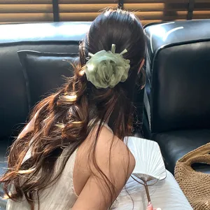Chouchou de cheveux fleur en organza accessoire élégant style fée pour femme détail