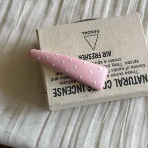 Vue détaillée de la jolie pince à cheveux BB rose à pois, style doux, belle finition.
