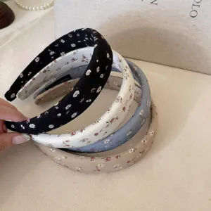 Primer plano de diadema de tela floral bonita, accesorios para el cabello dulces, detalles.
