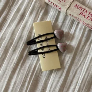 Nahaufnahme Detail süße koreanische Bonbonfarbe Punkte Herz Haarklammern, Pony BB Clip.