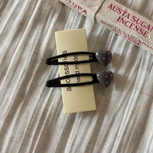 Koreanisches süßes gepunktetes Herz Haarklammer Detail, schwarze Haarspange für süßen Stil.