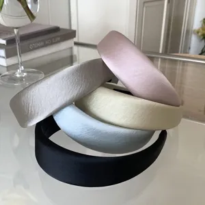 Set aus glänzenden Satin-Breitkopfhaarbändern in mehreren Farben, elegantes Haar-Accessoire.