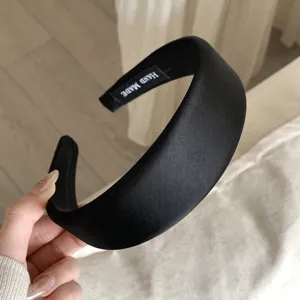 Einfacher schwarzer Satin Haarreif für Damen, breites elegantes glänzendes Haaraccessoire.