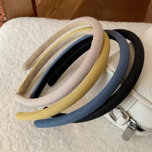 Nahaufnahme des minimalistischen Samt-Haarband-Sets, glatte Textur, Alltag Haaraccessoire.