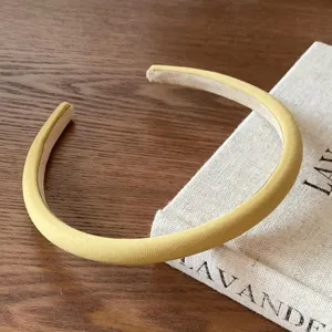 Minimalistischer gelber Stoff Haarreif Detailansicht, weiche Samt Oberfläche, schönes Haaccessoire.