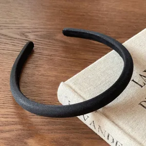 Minimalistisches schwarzes Samt-Haarband Detailaufnahme, elegantes Accessoire für Damen.