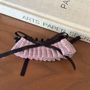 Detalle de la pinza de pelo de platano con lazo de cuadros estilo coreano de verano.