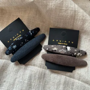 Detailaufnahme koreanischer Beflockung Blumen Haarspangen, elegantes Stoffdesign fur Herbst.
