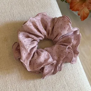 Primer plano detallado que muestra la textura y el patrón de lunares rosas del gran coletero.