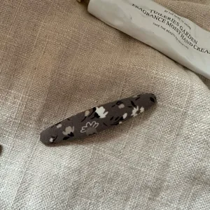 Koreanischer geflockter floraler ovaler langer BB-Clip, weicher brauner Haarclip für Herbst.