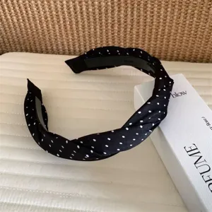Nahaufnahme Detailansicht des koreanischen Vintage schwarzen gepunkteten Haarreifs.
