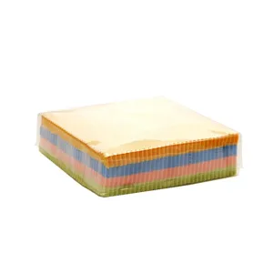 Detailaufnahme von 100 bunten Mikrofasertüchern 13x13cm, gestapelt in transparenter Box.