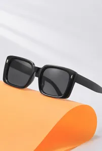 Occhiali da sole squadrati alla moda per uomo e donna, protezione UV400, stile chic.
