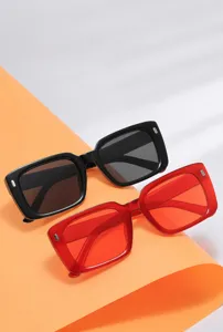 Occhiali da sole quadrati alla moda per uomo e donna con rivetti in metallo, anti UV.