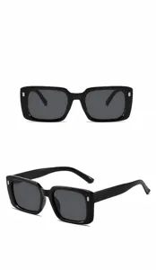 Occhiali da sole quadrati neri alla moda donna uomo, lenti grigie protezione UV chic.