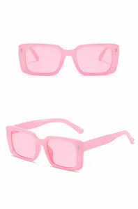 Occhiali da sole quadrati rosa da donna, protezione UV trendy con lenti rosa eleganti.
