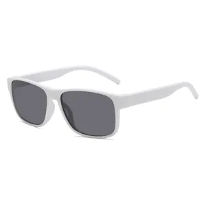 Witte vierkante zonnebril voor heren en dames, stijlvolle UV-bescherming voor rijden en buitenzon.