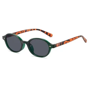 Occhiali da sole vintage ovali piccola montatura verde trasparente e stanghette.