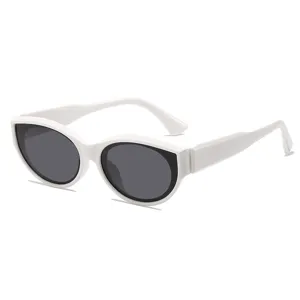 Elegantes gafas de sol cat-eye blancas para mujer, protección solar muy moderna y chic.