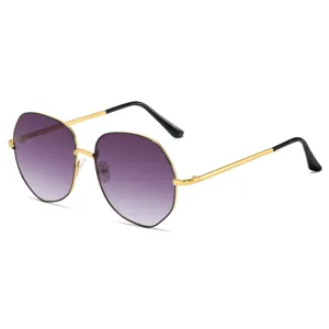 Gafas de sol poligonales degradadas elegantes para mujer, protección UV montura metálica.
