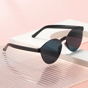 Lunettes de soleil tendance pour hommes et femmes, lunettes noires élégantes pour voyage.