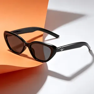Lunettes de soleil cat-eye noires tendance pour femmes, rétro anti-UV style street chic.