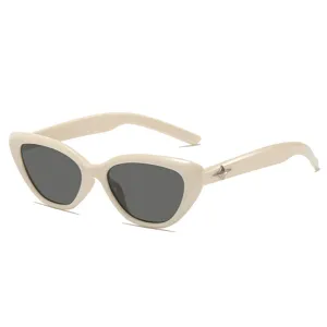 Élégantes lunettes de soleil cat-eye beiges pour femmes, protection UV style rétro.